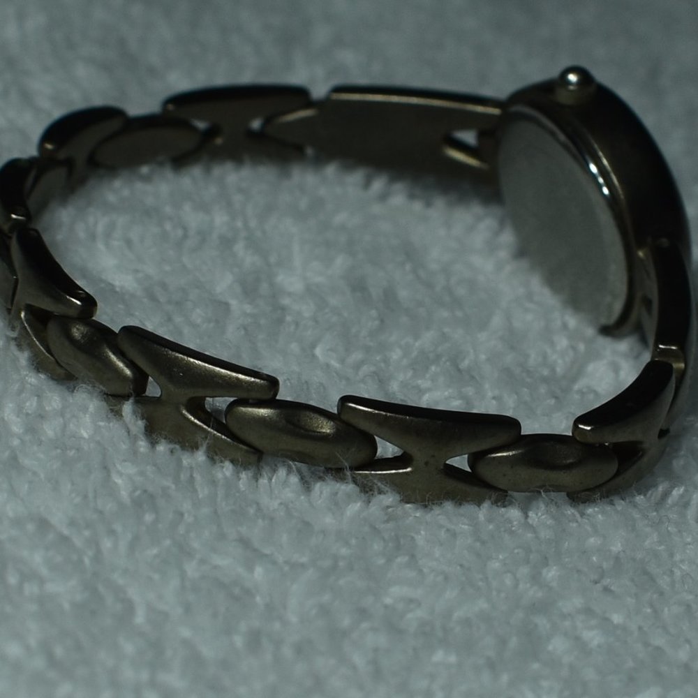 Vintage Guess Titanium Qwartz Watch w/ White Face - Picture 10 of 16